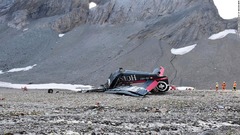 旧軍用機が墜落、搭乗の２０人全員死亡　スイス・アルプス山脈