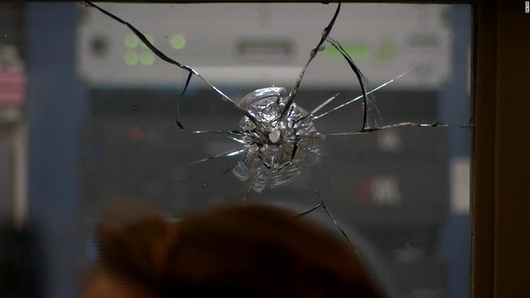 弾丸を撃ち込まれたとみられるラジオ局のガラス/WKOW