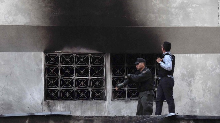 事件現場付近の建物を調べる治安要員/JUAN BARRETO/AFP/Getty Images