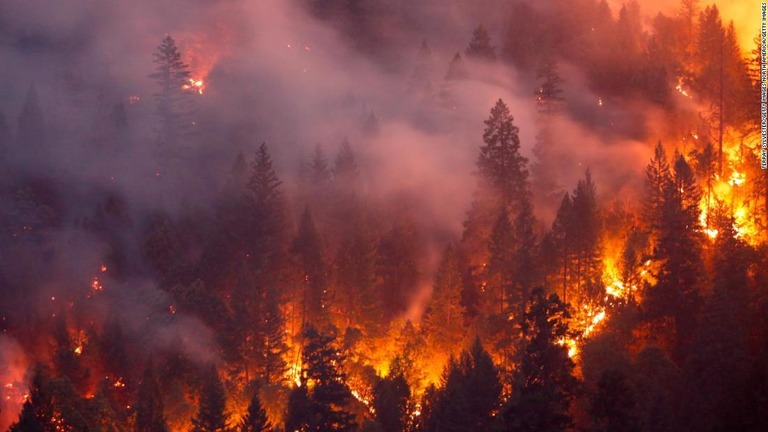カリフォルニア北部の山火事が州史上最大の規模に拡大した/Terray Sylvester/Getty Images North America/Getty Images