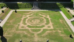 熱波に襲われた英国で、邸宅の敷地内に現れたビクトリア朝時代の庭園の跡