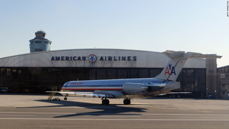 ラガーディア空港で駐機するアメリカン航空機＝２０１０年１２月/Getty Images