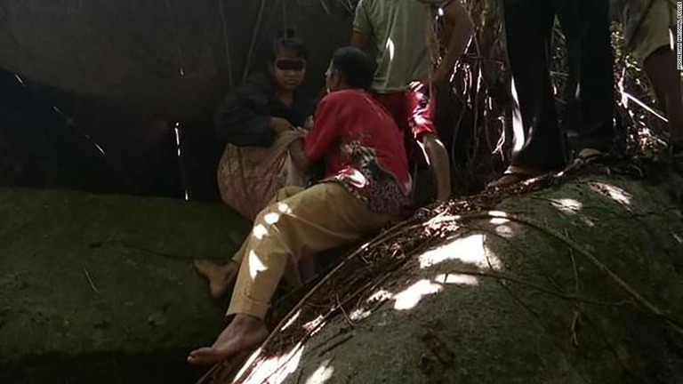 ほら穴に１５年間監禁されていた２８歳の女性が救出された/Indonesian National Police