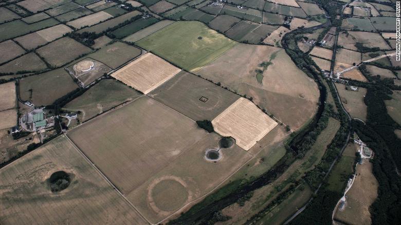 アイルランドのボイン川に沿って、先史時代の遺跡が現れた/National Monuments Service