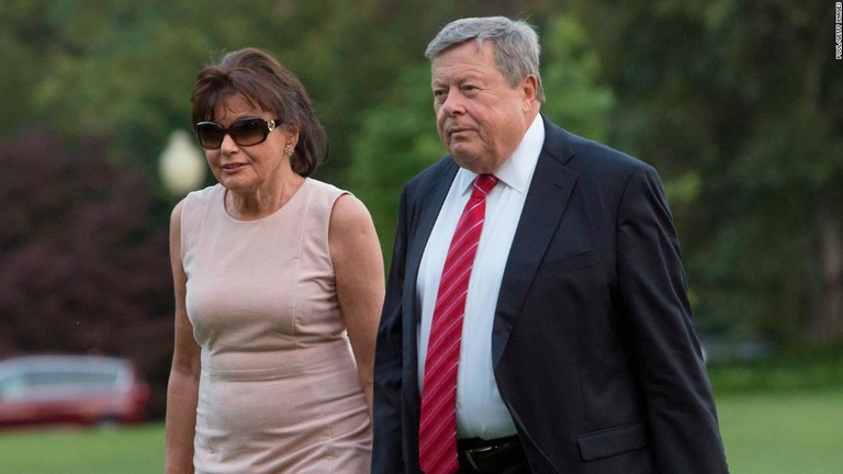 メラニア・トランプ米大統領夫人の両親が米国籍を取得した/Pool/Getty Images