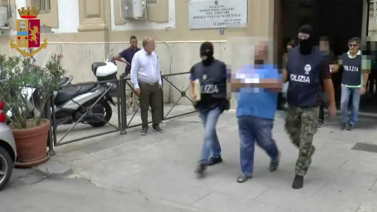 自動車事故を装う保険金詐欺の疑いでシチリア島のギャング団のメンバーが逮捕された/Palermo police 