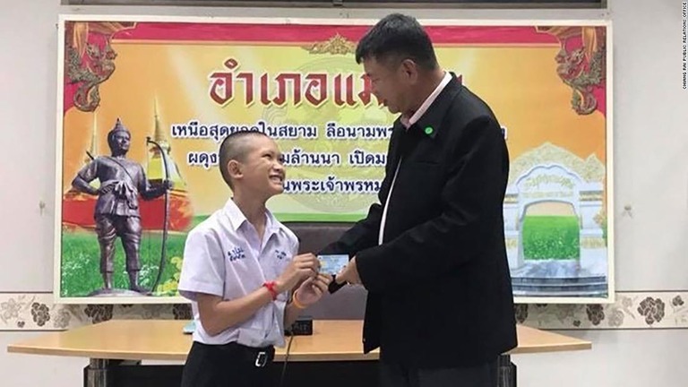 洞窟から救助されたサッカーチームの少年ら４人にタイ国籍が付与された/Chiang Rai Public Relations Office