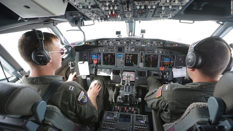 南シナ海の上空でＣＮＮ取材班が乗り込んだ米軍哨戒機に対し、中国軍が警告を発した/Paul Devitt/CNN