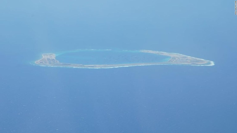 上空約５０００メートルから、軍事拠点化するサンゴ礁の様子を確認/Paul Devitt/CNN