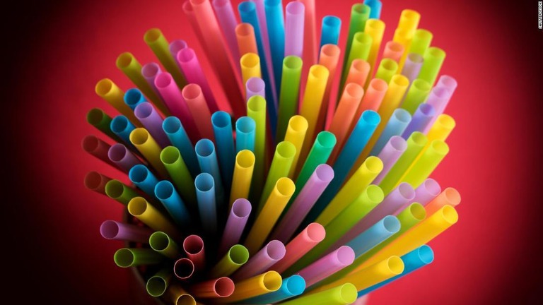 ドミニカ国が、使い捨てのプラスチック製品や発泡スチロール製のコップなどを禁止する方針を明らかにした/Shutterstock
