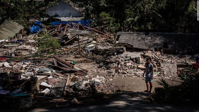 地震により破壊された建物。死者の数は３８７人に達した/Ulet Ifansasti/Getty Images
