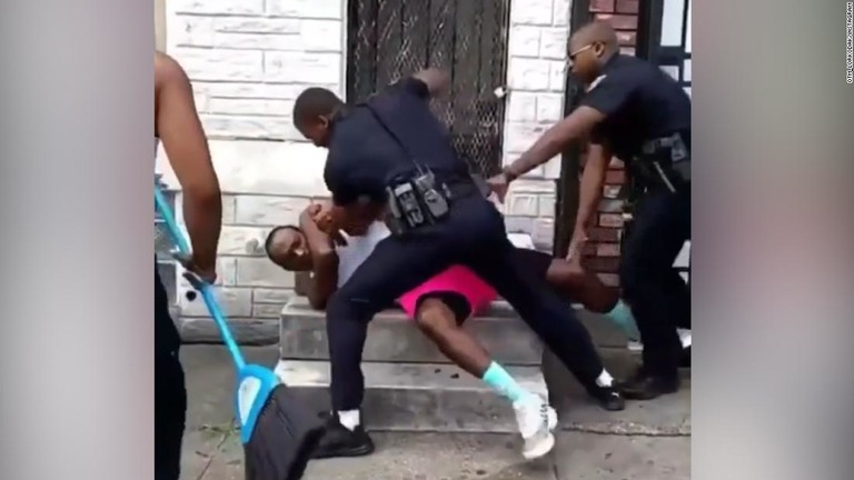 警官は男性にパンチを浴びせ、１２秒間にわたって殴り続けた/otm_lorkodak/Instagram