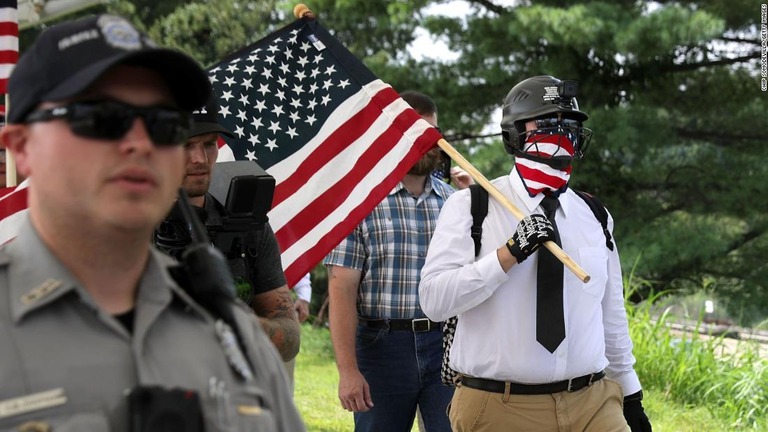 警察が地下鉄駅に向かう白人至上主義主義者に同行する様子/Chip Somodevilla/Getty Images 