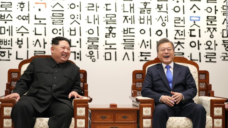 韓国の文在寅大統領（右）と北朝鮮の金正恩朝鮮労働党委員長が平壌で会談することに/Pool/Getty Images AsiaPac/Getty Images
