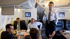 エアフォースワンに搭乗中のオバマ大統領＝２０１２年７月１３日