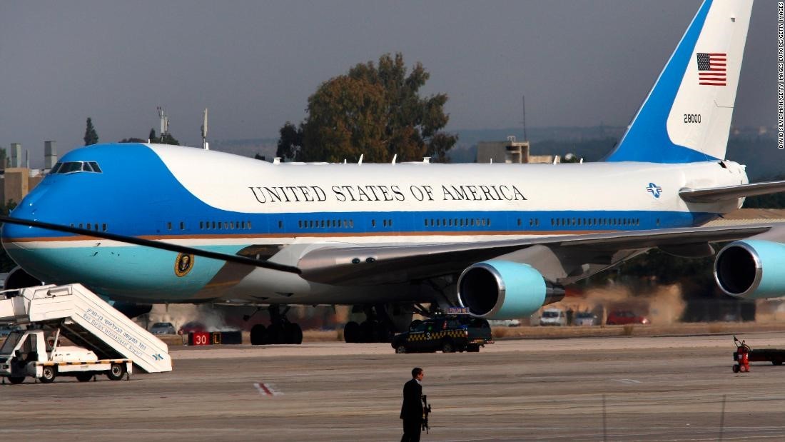 エアフォースワンが地上走行でジョージ・W・ブッシュ大統領の公式歓迎式典に向かう中、滑走路では保安要員が警備に当たっている=2008年1月9日、イスラエル・ベングリオン空港/David Silverman/Getty Images Europe/Getty Images