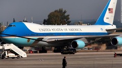 エアフォースワンが地上走行でジョージ・Ｗ・ブッシュ大統領の公式歓迎式典に向かう中、滑走路では保安要員が警備に当たっている＝２００８年１月９日、イスラエル・ベングリオン空港
