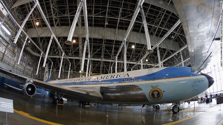 ジョン・Ｆ・ケネディ大統領が乗ったエアフォースワン「ＳＡＭ２６０００」が米国立空軍博物館で展示されている様子＝２０１３年１１月２０日、オハイオ州デイトン/Matt Sullivan/Getty Images North America/Getty Images