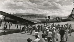 アイゼンハワー大統領とマミー夫人が「エアフォースワン」から出てくる様子。機材はロッキード・コンステレーション「コロンバインⅡ」だ＝１９５３年