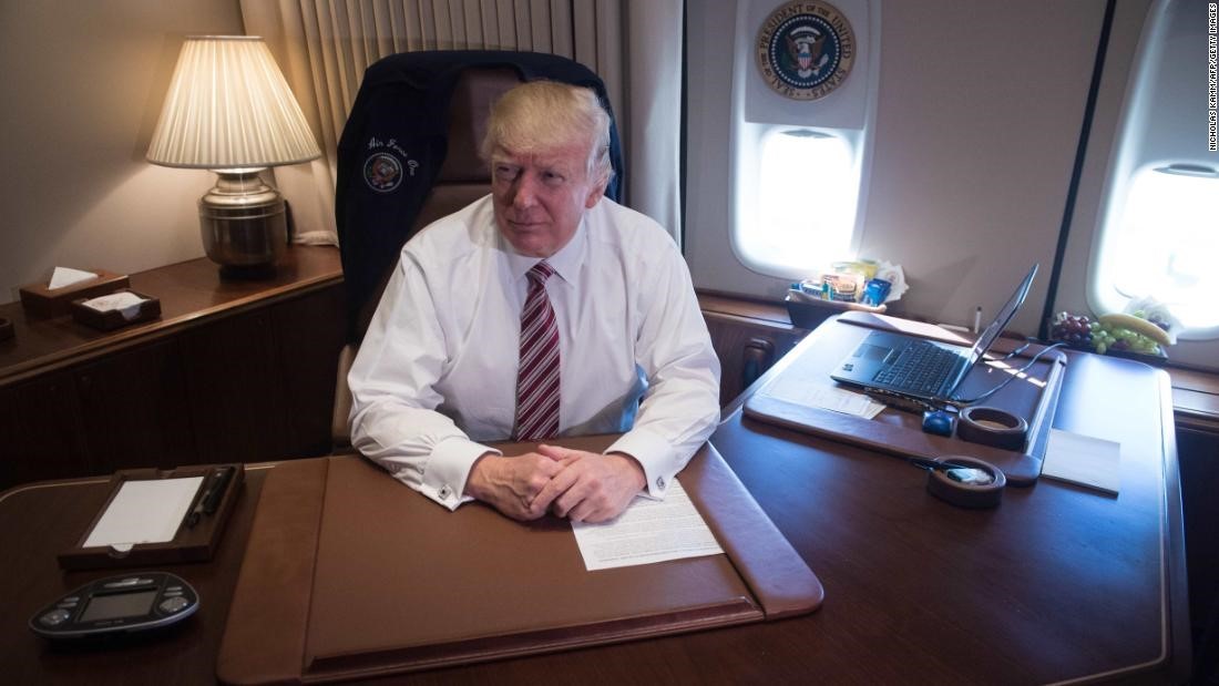エアフォースワンの執務室でポーズを取るトランプ大統領＝２０１７年１月２６日、アンドルーズ空軍基地/Nicholas Kamm/AFP/Getty Images