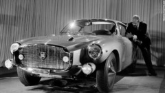 産業デザイナーのレイモンド・ローウィ氏が自身の手掛けたランチアの車を披露する様子＝１９６０年