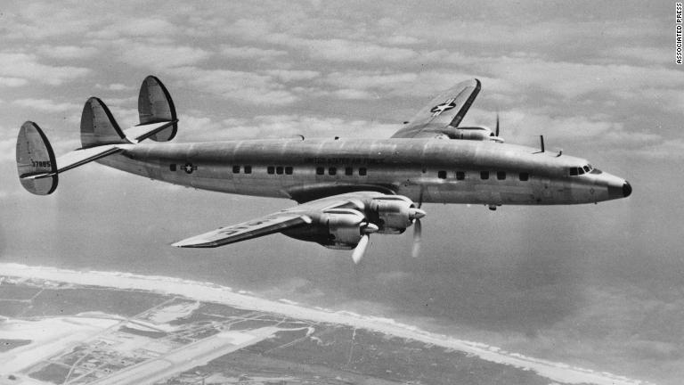 アイゼンハワー大統領が使っていたロッキード・スーパーコンステレーション「コロンバインⅢ」を初めて飛行中にとらえた写真＝１９５４年１１月２６日/Associated Press