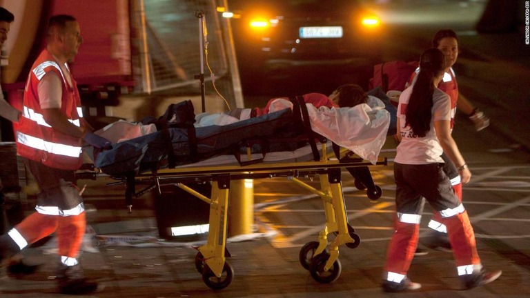 負傷者の搬送に当たる赤十字の関係者/Salvador Sas/EPA-EFE