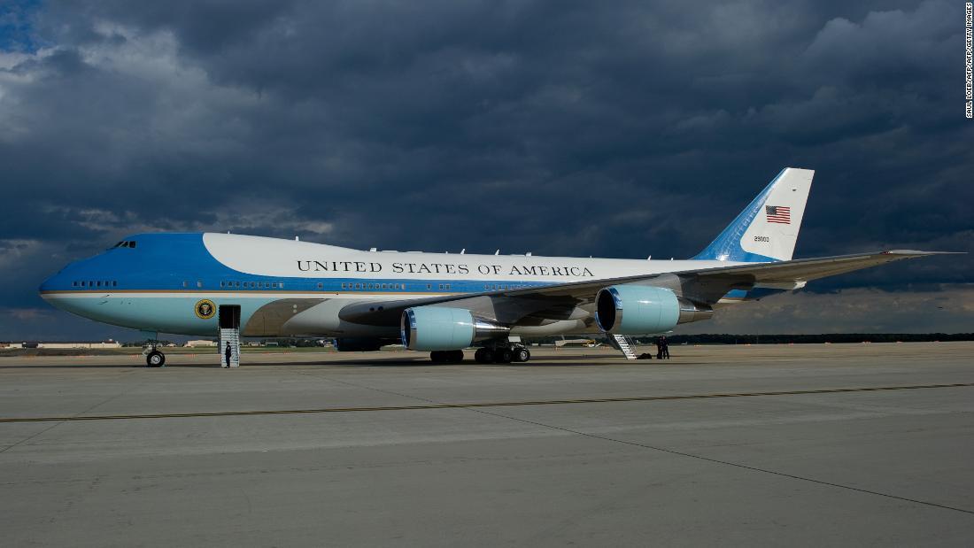 アンドルーズ空軍基地に到着した後、滑走路に駐機するエアフォースワン＝２０１０年１０月１５日、メリーランド州/SAUL LOEB/AFP/AFP/Getty Images