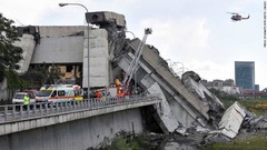 崩落した橋の上空を飛ぶヘリコプター