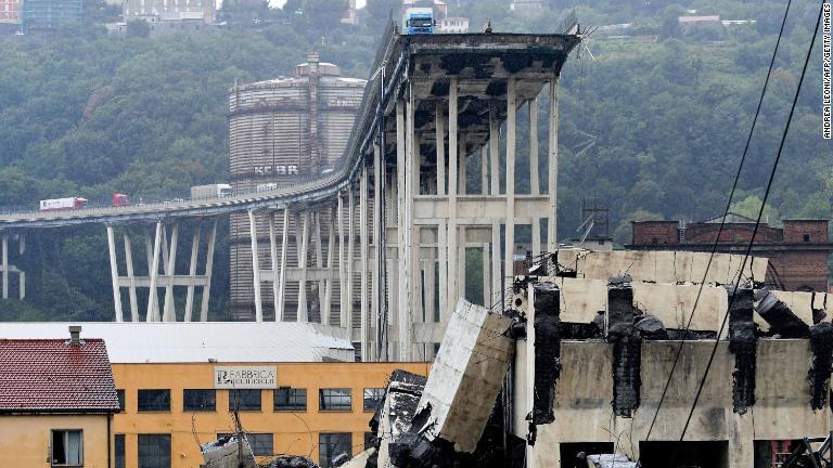 橋は一部が崩壊した/Andrea Leoni/AFP/Getty Images