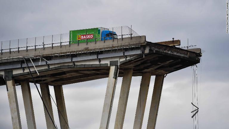 崩落した橋の上で止まったトラック/Paolo Rattini/Getty Images
