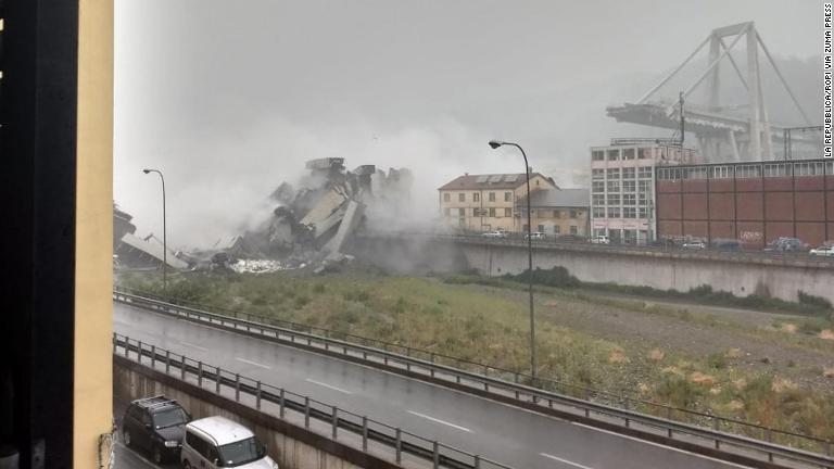 橋の崩壊で周囲にも破片が飛び散った/La Repubblica/Ropi via ZUMA Press