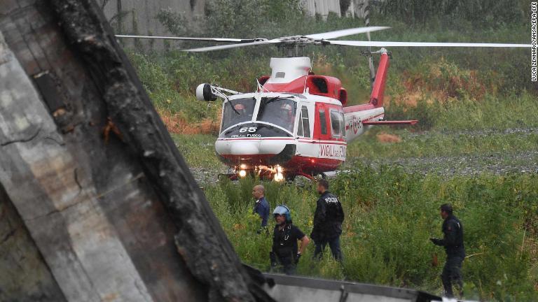 現場近くに着陸したヘリコプター/Luca Zennaro/ANSA/EPA-EFE