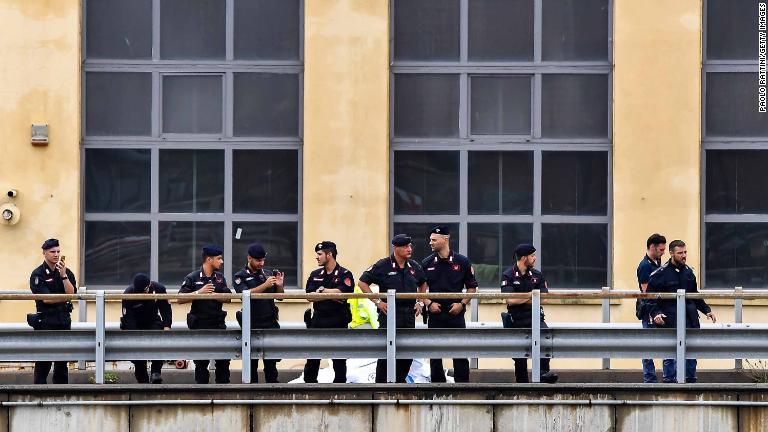 現場近くに派遣された警官ら/Paolo Rattini/Getty Images