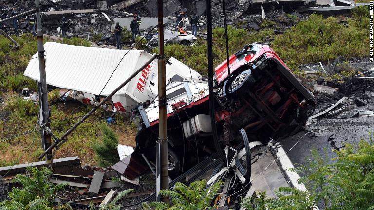破損したトラック/Andrea Leoni/AFP/Getty Images