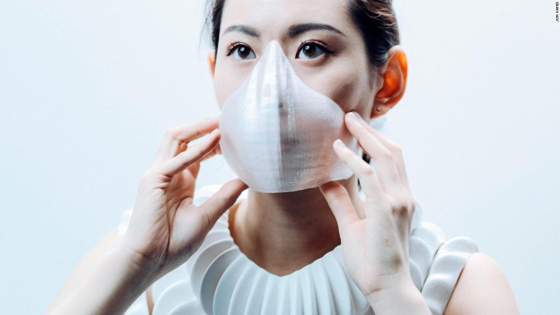 特殊な形状をしたベストとマスクからなる「人工のエラ」が登場