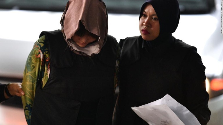 マレーシア警察に付き添われて裁判所へ入るドアン・ティ・フオン被告（左）/MANAN VATSYAYANA/AFP/AFP/Getty Images