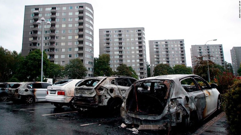 スウェーデンのイエーテボリで、一夜のうちに約８０台の車が放火される事件が発生/Adam Ihse/TT via AP