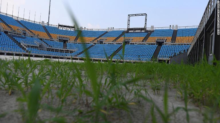 草に覆われたビーチバレーボールの競技場/GREG BAKER/AFP/Getty Images