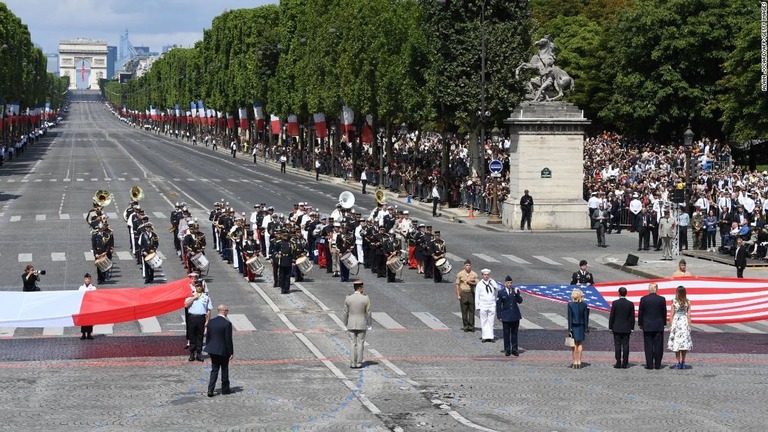トランプ氏が２０１７年に訪問先のフランスで見た革命記念日の軍事パレード