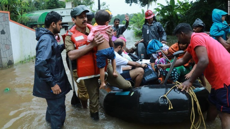 州の全土でボートが出動し、洪水によって孤立した数千人の救助に当たっている/AFP/Getty Images