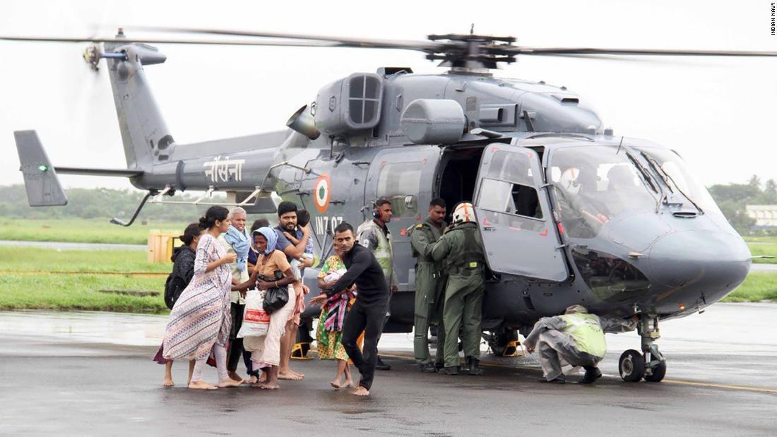 インド海軍は被災地に救命ボートなどを届ける任務に当たっている