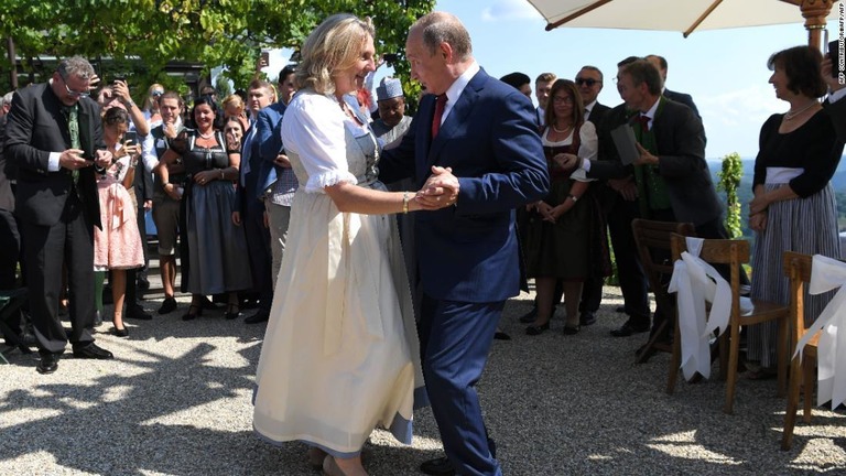 オーストリアのクナイスル外相（左）と踊るプーチン大統領/AFP Contributor#AFP/AFP