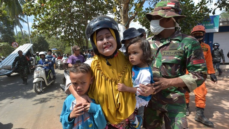 インドネシアとフィジー沖合で計３回にわたって強い地震が発生した/AFP/Getty Images