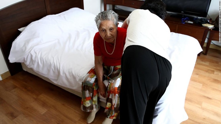 息子との再会を前に健康診断を受ける女性/Chung Sung-Jun/Getty Images AsiaPac/Getty Images