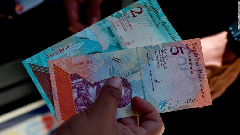 ベネズエラで通貨ボリバルを１０万分の１に切り下げるデノミが実施された/FEDERICO PARRA/AFP/Getty Images