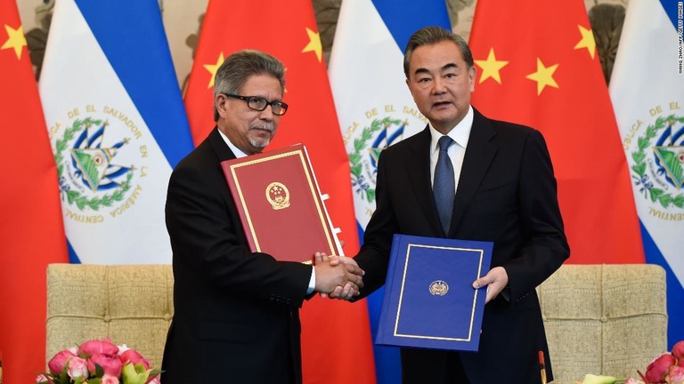エルサルバドルと中国の外相が外交関係を樹立する共同宣言に署名した/WANG ZHAO/AFP/Getty Images