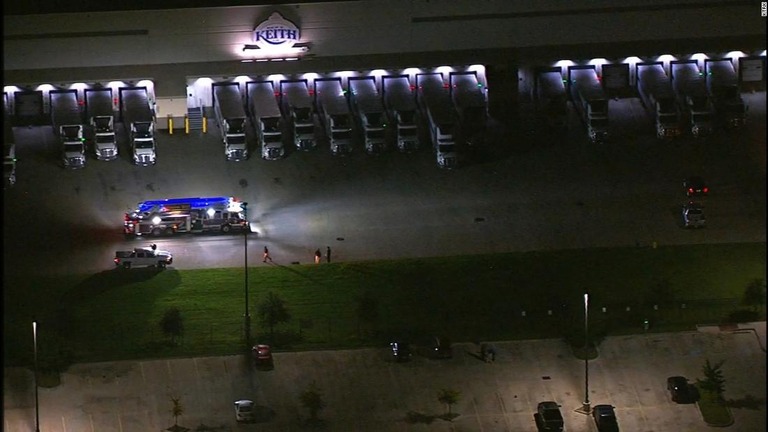 米テキサス州の配送センターで銃撃事件が発生し、容疑者を含む２人が死亡した/KTRK
