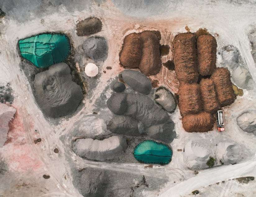 塩田以外にも採石場、農地、炭鉱、産業の副産物によって変色した水路の写真もあり、いずれの上空から撮影されている/Courtesy Tom Hegen