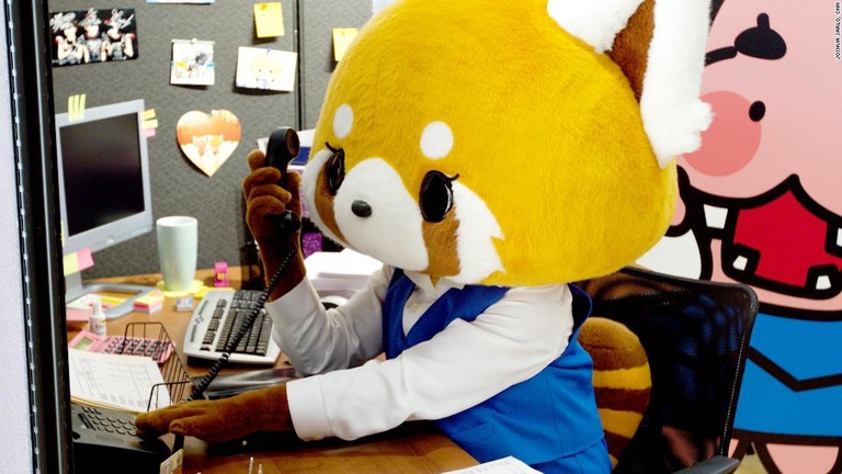 米国法人のオフィスで勤務するサンリオキャラクター「アグレッシブ烈子」/Joshua Sarlo, CNN